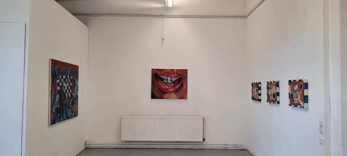 Ausstellungsansicht mit mehreren Gemälden von Clara Rausch